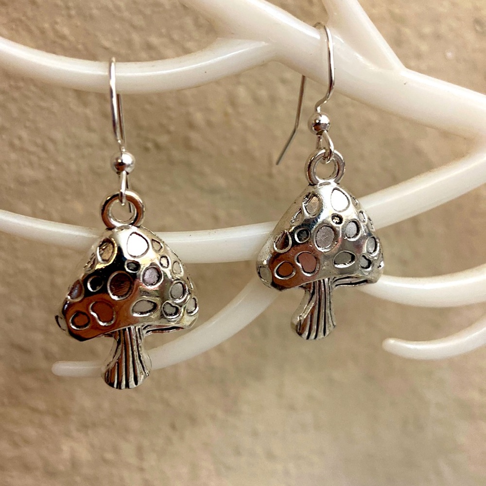 5/$10❤️❤️❤️NEW Mushrooms Dangling Zinc Alloy Earrings by Alyce Rancour